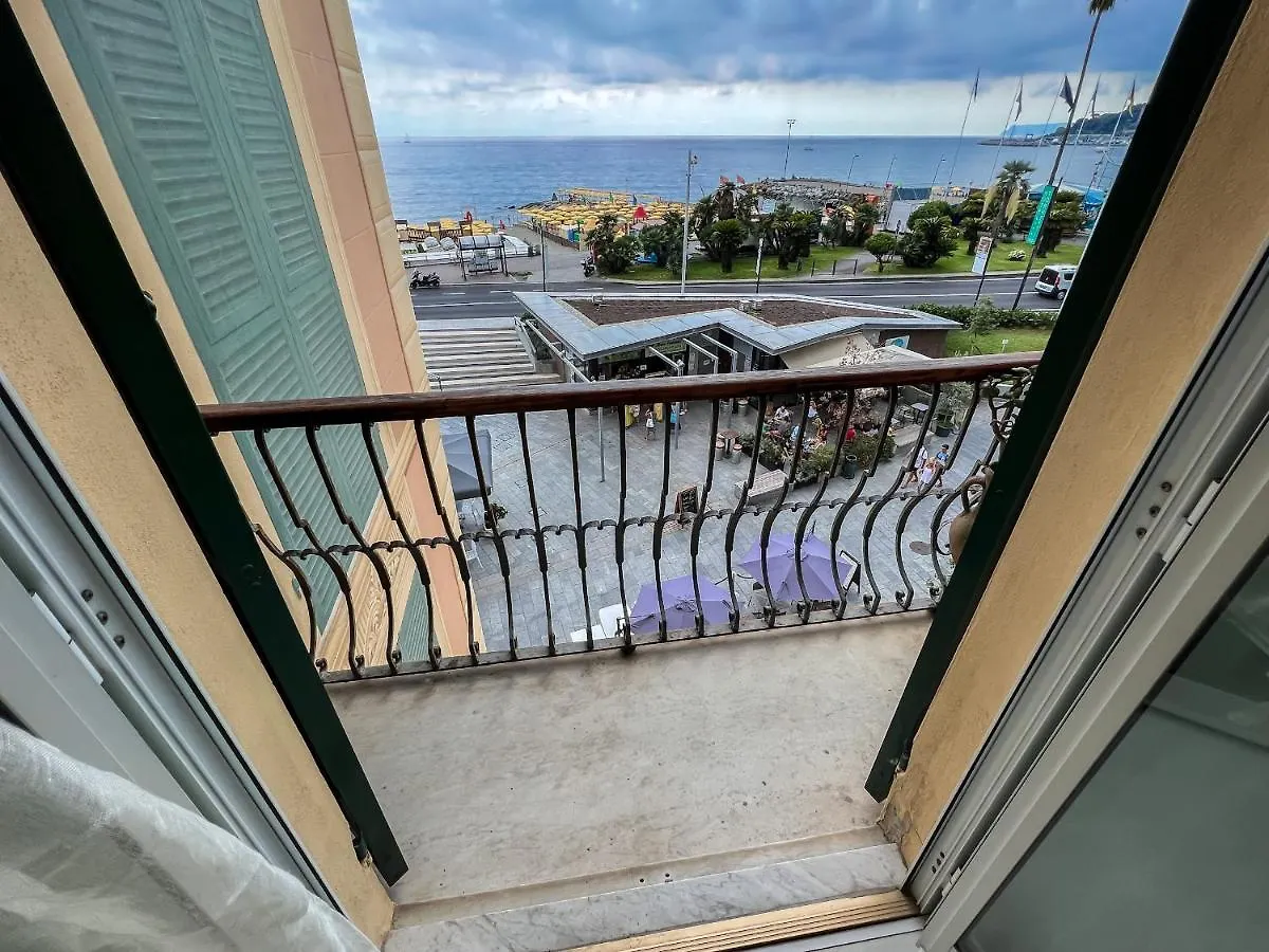 Splendido appartamento con vista mare su piazza Dante Varazze Italia