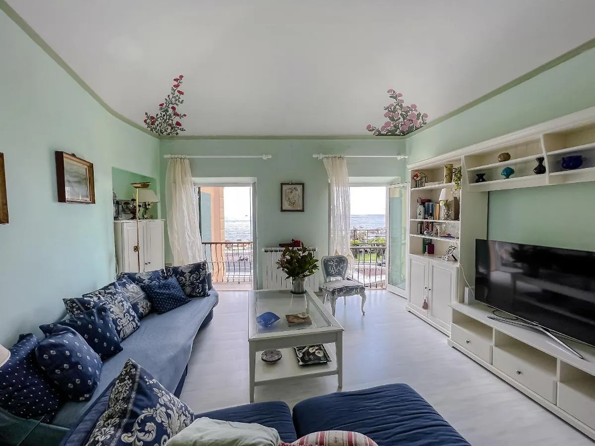 Splendido appartamento con vista mare su piazza Dante Varazze