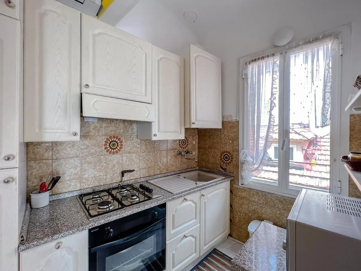 Splendido appartamento con vista mare su piazza Dante Varazze 0*,